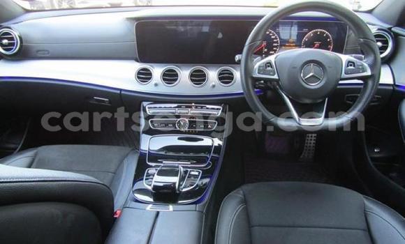 Nunua Ilio tumika Mercedes‒Benz E–Class Silver Gari ndani ya Hlatikulu nchini Wilaya ya Shiselweni Nunua Ilio tumika Mercedes‒Benz E–Class Silver Gari ndani ya Hlatikulu nchini Wilaya ya Shiselweni