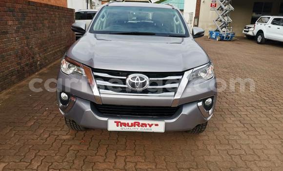 Nunua Ilio tumika Toyota Fortuner Beige Gari ndani ya Ezulwini nchini Hhohho Nunua Ilio tumika Toyota Fortuner Beige Gari ndani ya Ezulwini nchini Hhohho