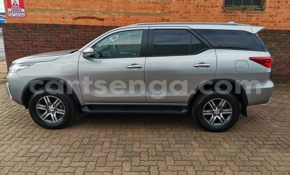 Nunua Ilio tumika Toyota Fortuner Beige Gari ndani ya Ezulwini nchini Hhohho Nunua Ilio tumika Toyota Fortuner Beige Gari ndani ya Ezulwini nchini Hhohho