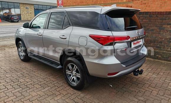 Nunua Ilio tumika Toyota Fortuner Beige Gari ndani ya Ezulwini nchini Hhohho Nunua Ilio tumika Toyota Fortuner Beige Gari ndani ya Ezulwini nchini Hhohho