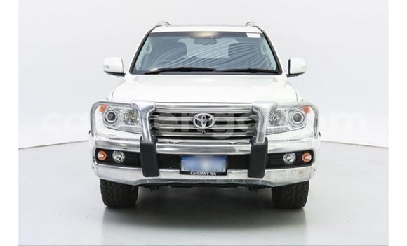 Acheter Import Voiture Toyota Land Cruiser Blanc à Import - Dubai, Hhohho Acheter Import Voiture Toyota Land Cruiser Blanc à Import - Dubai, Hhohho