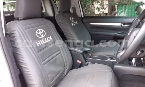 Nunua Ilio tumika Toyota Hilux White Gari ndani ya Manzini nchini Manzini Nunua Ilio tumika Toyota Hilux White Gari ndani ya Manzini nchini Manzini