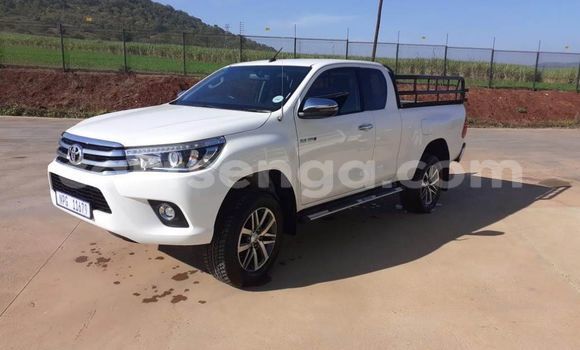 Nunua Ilio tumika Toyota Hilux White Gari ndani ya Manzini nchini Manzini Nunua Ilio tumika Toyota Hilux White Gari ndani ya Manzini nchini Manzini