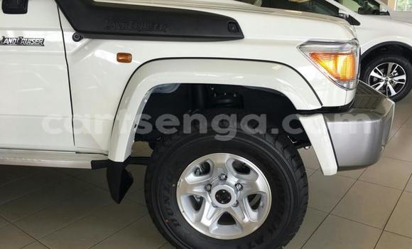 Nunua Ilio tumika Toyota Land Cruiser White Gari ndani ya Ezulwini nchini Hhohho Nunua Ilio tumika Toyota Land Cruiser White Gari ndani ya Ezulwini nchini Hhohho