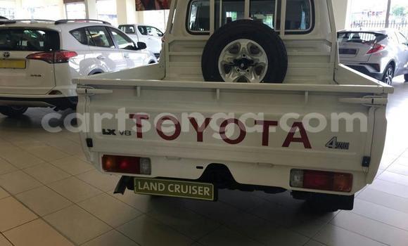 Nunua Ilio tumika Toyota Land Cruiser White Gari ndani ya Ezulwini nchini Hhohho Nunua Ilio tumika Toyota Land Cruiser White Gari ndani ya Ezulwini nchini Hhohho