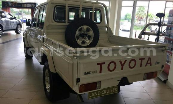 Nunua Ilio tumika Toyota Land Cruiser White Gari ndani ya Ezulwini nchini Hhohho Nunua Ilio tumika Toyota Land Cruiser White Gari ndani ya Ezulwini nchini Hhohho
