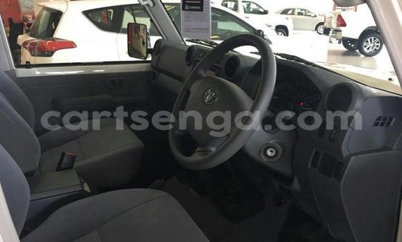 Nunua Ilio tumika Toyota Land Cruiser White Gari ndani ya Ezulwini nchini Hhohho Nunua Ilio tumika Toyota Land Cruiser White Gari ndani ya Ezulwini nchini Hhohho