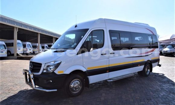 Buy Used Mercedes‒Benz Esprit White Car in Big Bend in Lubombo Buy Used Mercedes‒Benz Esprit White Car in Big Bend in Lubombo