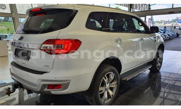 Nunua Ilio tumika Ford Everest White Gari ndani ya Manzini nchini Manzini Nunua Ilio tumika Ford Everest White Gari ndani ya Manzini nchini Manzini