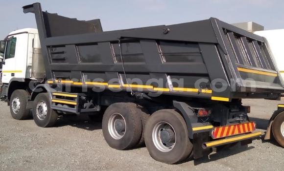 Nunua Ilio tumika Mercedes‒Benz Tipper White Lori ndani ya Ezulwini nchini Hhohho Nunua Ilio tumika Mercedes‒Benz Tipper White Lori ndani ya Ezulwini nchini Hhohho