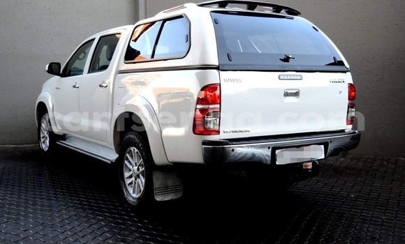 Buy Used Toyota Hilux White Car in Ezulwini in Hhohho Buy Used Toyota Hilux White Car in Ezulwini in Hhohho