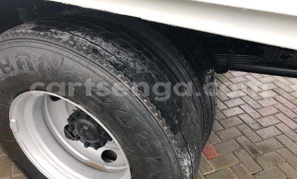 Nunua Ilio tumika Hino 300 Series White Lori ndani ya Ezulwini nchini Hhohho Nunua Ilio tumika Hino 300 Series White Lori ndani ya Ezulwini nchini Hhohho