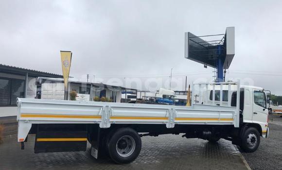 Nunua Ilio tumika Hino 300 Series White Lori ndani ya Ezulwini nchini Hhohho Nunua Ilio tumika Hino 300 Series White Lori ndani ya Ezulwini nchini Hhohho