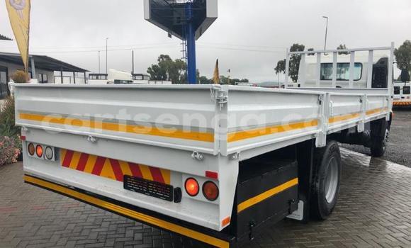 Nunua Ilio tumika Hino 300 Series White Lori ndani ya Ezulwini nchini Hhohho Nunua Ilio tumika Hino 300 Series White Lori ndani ya Ezulwini nchini Hhohho