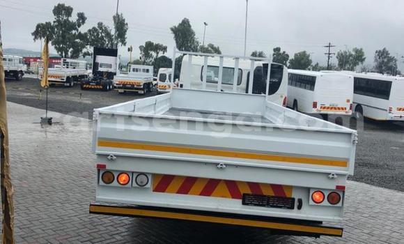 Nunua Ilio tumika Hino 300 Series White Lori ndani ya Ezulwini nchini Hhohho Nunua Ilio tumika Hino 300 Series White Lori ndani ya Ezulwini nchini Hhohho