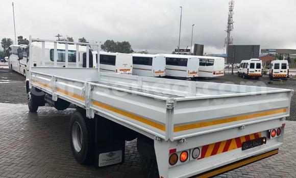 Nunua Ilio tumika Hino 300 Series White Lori ndani ya Ezulwini nchini Hhohho Nunua Ilio tumika Hino 300 Series White Lori ndani ya Ezulwini nchini Hhohho