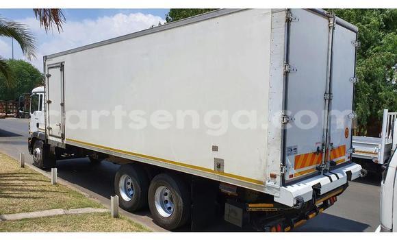 Nunua Ilio tumika Nissan UD White Lori ndani ya Ezulwini nchini Hhohho Nunua Ilio tumika Nissan UD White Lori ndani ya Ezulwini nchini Hhohho