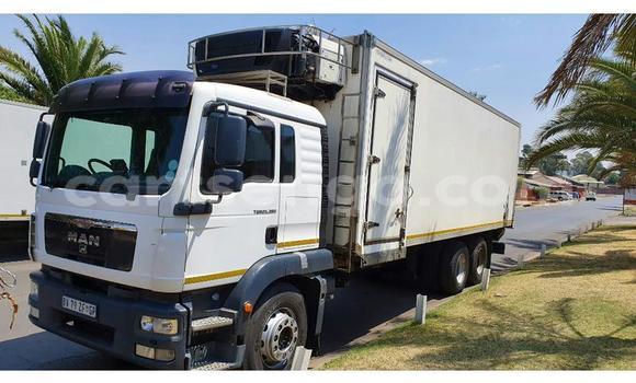 Nunua Ilio tumika Nissan UD White Lori ndani ya Ezulwini nchini Hhohho Nunua Ilio tumika Nissan UD White Lori ndani ya Ezulwini nchini Hhohho