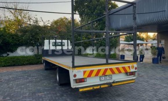 Nunua Ilio tumika Hino 300 Series White Lori ndani ya Ezulwini nchini Hhohho Nunua Ilio tumika Hino 300 Series White Lori ndani ya Ezulwini nchini Hhohho