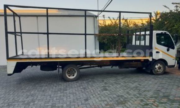 Nunua Ilio tumika Hino 300 Series White Lori ndani ya Ezulwini nchini Hhohho Nunua Ilio tumika Hino 300 Series White Lori ndani ya Ezulwini nchini Hhohho