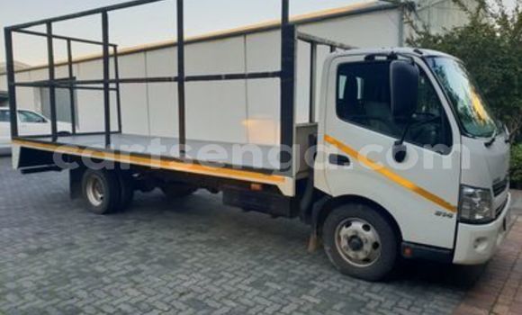 Nunua Ilio tumika Hino 300 Series White Lori ndani ya Ezulwini nchini Hhohho Nunua Ilio tumika Hino 300 Series White Lori ndani ya Ezulwini nchini Hhohho