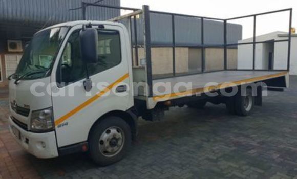 Nunua Ilio tumika Hino 300 Series White Lori ndani ya Ezulwini nchini Hhohho Nunua Ilio tumika Hino 300 Series White Lori ndani ya Ezulwini nchini Hhohho