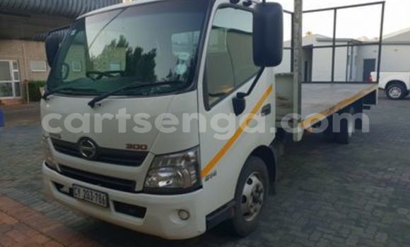 Nunua Ilio tumika Hino 300 Series White Lori ndani ya Ezulwini nchini Hhohho Nunua Ilio tumika Hino 300 Series White Lori ndani ya Ezulwini nchini Hhohho