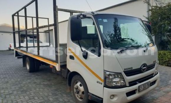 Nunua Ilio tumika Hino 300 Series White Lori ndani ya Ezulwini nchini Hhohho Nunua Ilio tumika Hino 300 Series White Lori ndani ya Ezulwini nchini Hhohho