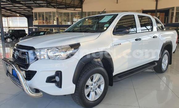 Nunua Ilio tumika Toyota Hilux White Gari ndani ya Mbabane nchini Manzini
