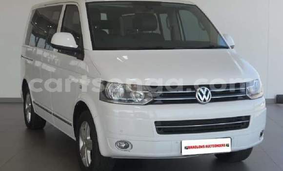 Nunua Ilio tumika Volkswagen Caravelle White Gari ndani ya Manzini nchini Manzini