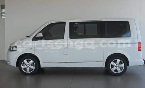 Buy Used Volkswagen Caravelle White Car in Manzini in Manzini Buy Used Volkswagen Caravelle White Car in Manzini in Manzini
