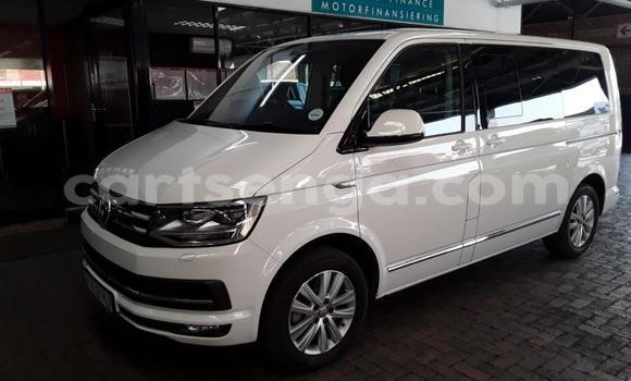 Buy Used Volkswagen Caravelle White Car in Ezulwini in Hhohho Buy Used Volkswagen Caravelle White Car in Ezulwini in Hhohho