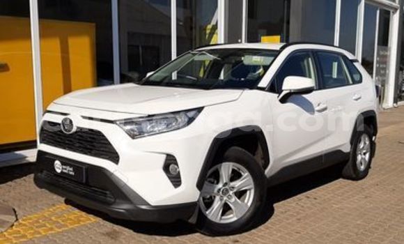 Nunua Ilio tumika Toyota RAV4 White Gari ndani ya Ezulwini nchini Hhohho
