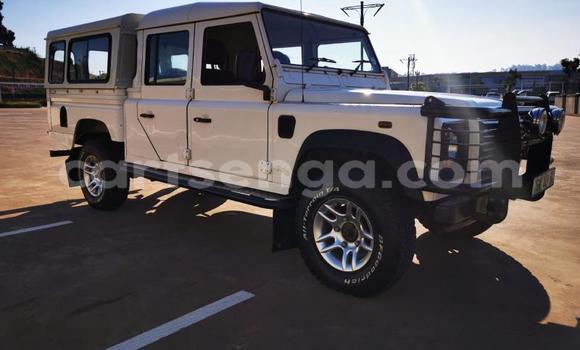 Buy Used Land Rover Defender White Car in Simunye in Lubombo District Buy Used Land Rover Defender White Car in Simunye in Lubombo District