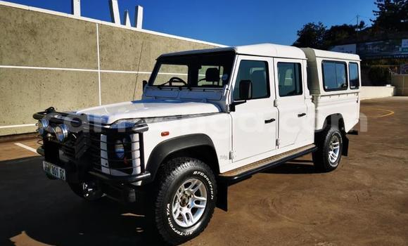 Buy Used Land Rover Defender White Car in Simunye in Lubombo District Buy Used Land Rover Defender White Car in Simunye in Lubombo District