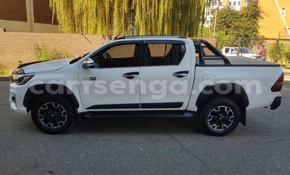 Nunua Ilio tumika Toyota Hilux White Gari ndani ya Import - Dubai nchini Hhohho Nunua Ilio tumika Toyota Hilux White Gari ndani ya Import - Dubai nchini Hhohho