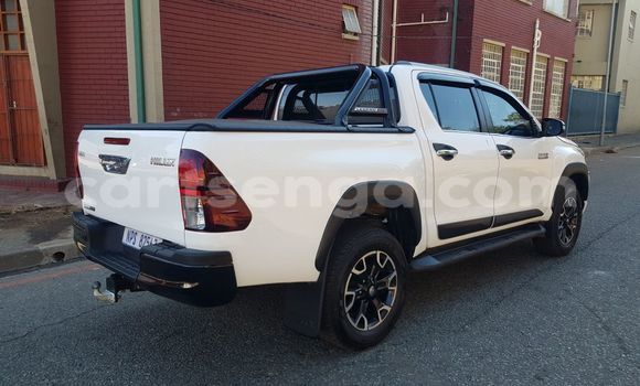 Nunua Ilio tumika Toyota Hilux White Gari ndani ya Import - Dubai nchini Hhohho Nunua Ilio tumika Toyota Hilux White Gari ndani ya Import - Dubai nchini Hhohho