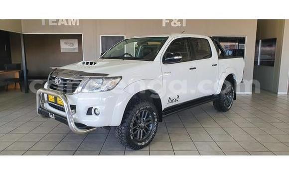 Nunua Ilio tumika Toyota Hilux White Gari ndani ya Import - Dubai nchini Hhohho