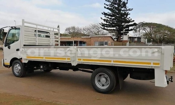 Nunua Ilio tumika Hino 300 Series White Lori ndani ya Mbabane nchini Manzini Nunua Ilio tumika Hino 300 Series White Lori ndani ya Mbabane nchini Manzini