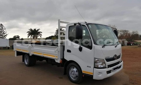 Nunua Ilio tumika Hino 300 Series White Lori ndani ya Mbabane nchini Manzini Nunua Ilio tumika Hino 300 Series White Lori ndani ya Mbabane nchini Manzini