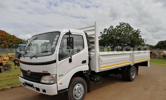 Nunua Ilio tumika Hino 300 Series White Lori ndani ya Manzini nchini Manzini Nunua Ilio tumika Hino 300 Series White Lori ndani ya Manzini nchini Manzini