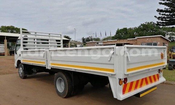 Nunua Ilio tumika Hino 300 Series White Lori ndani ya Manzini nchini Manzini Nunua Ilio tumika Hino 300 Series White Lori ndani ya Manzini nchini Manzini