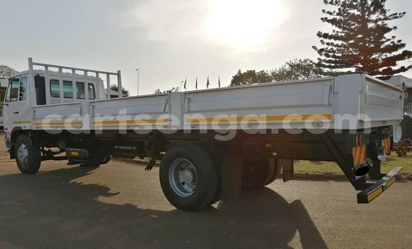 Nunua Ilio tumika Nissan UD White Lori ndani ya Manzini nchini Manzini Nunua Ilio tumika Nissan UD White Lori ndani ya Manzini nchini Manzini