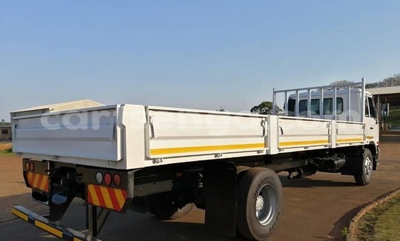 Nunua Ilio tumika Nissan UD White Lori ndani ya Manzini nchini Manzini Nunua Ilio tumika Nissan UD White Lori ndani ya Manzini nchini Manzini