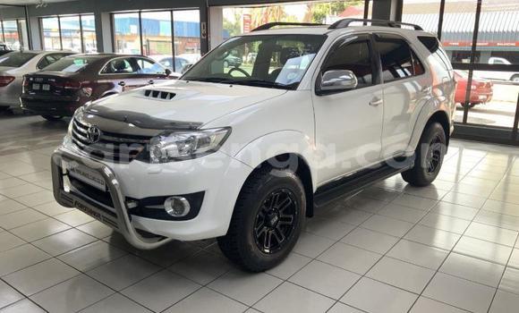Nunua Ilio tumika Toyota Fortuner White Gari ndani ya Big Bend nchini Lubombo