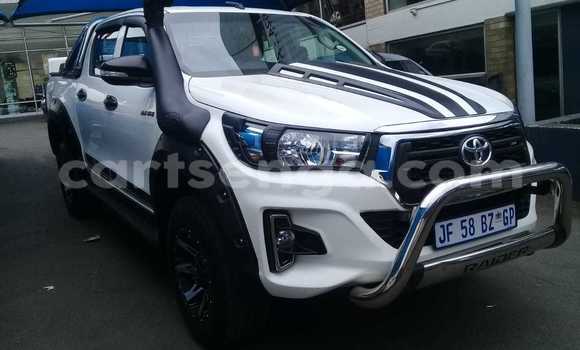 Nunua Ilio tumika Toyota Hilux White Gari ndani ya Manzini nchini Manzini