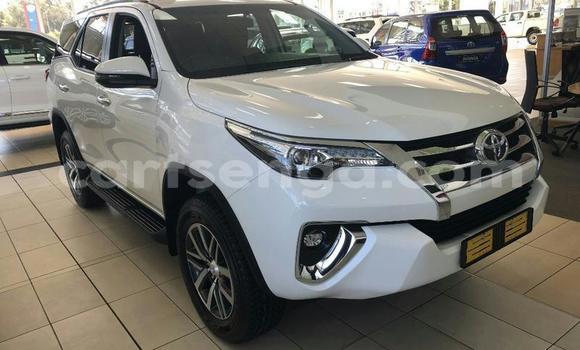 Nunua Ilio tumika Toyota Fortuner White Gari ndani ya Ezulwini nchini Hhohho