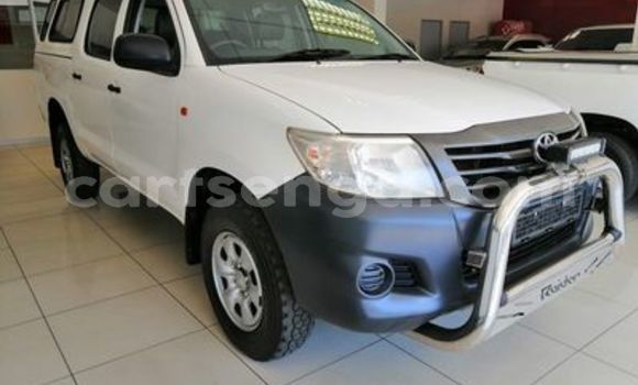 Nunua Ilio tumika Toyota Hilux White Gari ndani ya Ezulwini nchini Hhohho