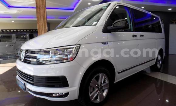 Buy Used Volkswagen Caravelle White Car in Ezulwini in Hhohho Buy Used Volkswagen Caravelle White Car in Ezulwini in Hhohho