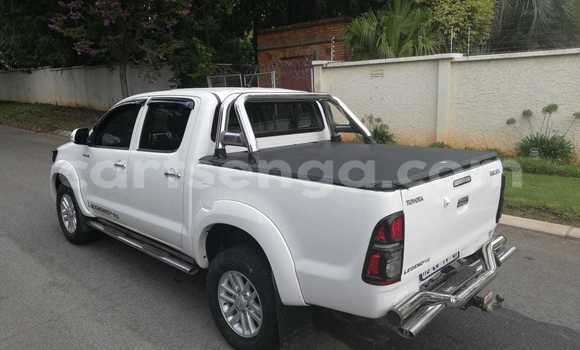 Nunua Ilio tumika Toyota Hilux White Gari ndani ya Ezulwini nchini Hhohho Nunua Ilio tumika Toyota Hilux White Gari ndani ya Ezulwini nchini Hhohho